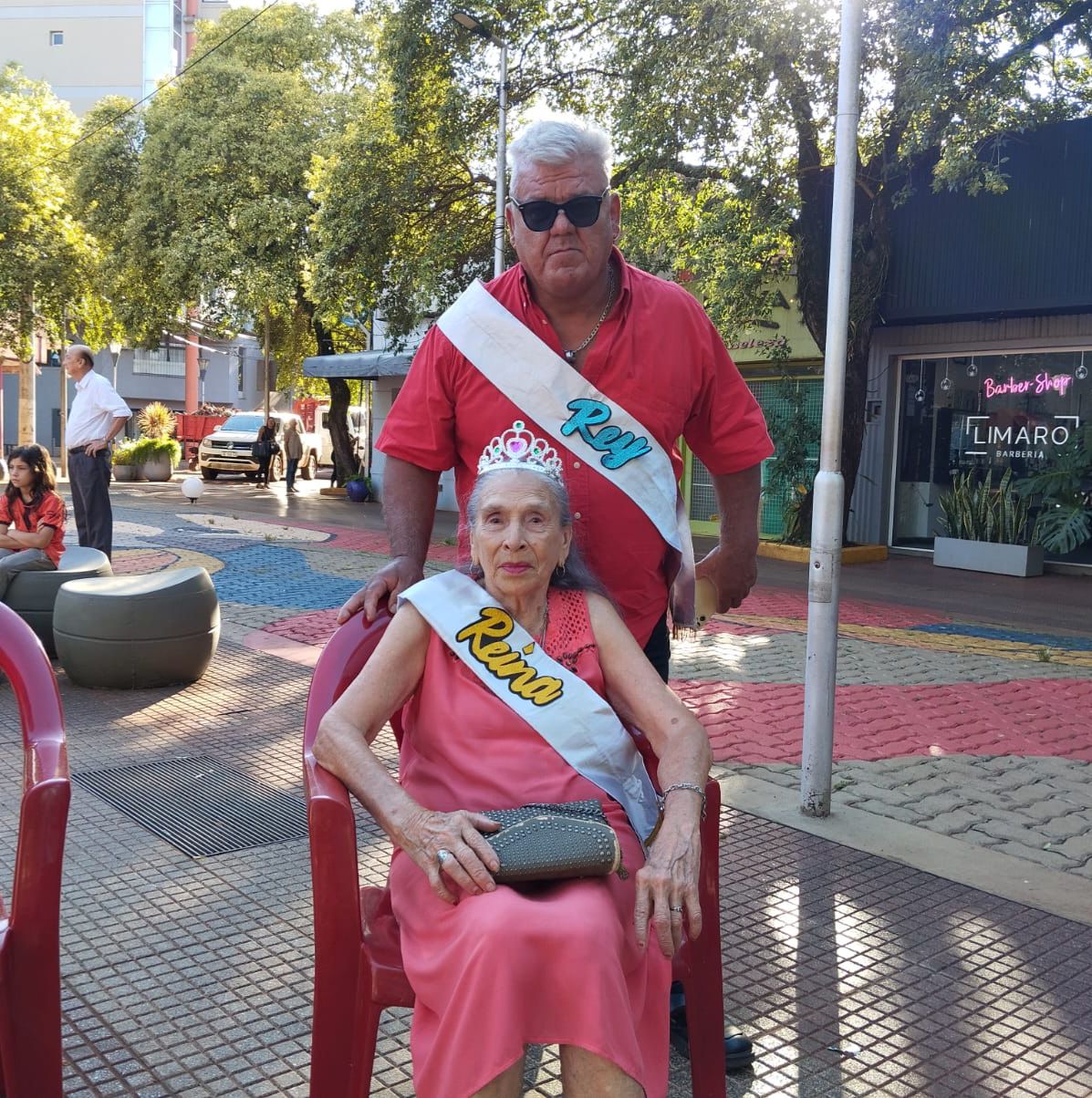 Color y alegría en la Plaza Sarmiento: se presentaron las comparsas para el 1° Carnaval Provincial del Adulto Mayor 2